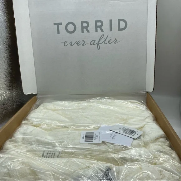 Torrid Women’s Plus Size Ivory Lace Capelet Wedding Dress Size 16 - Picture 10 of 12